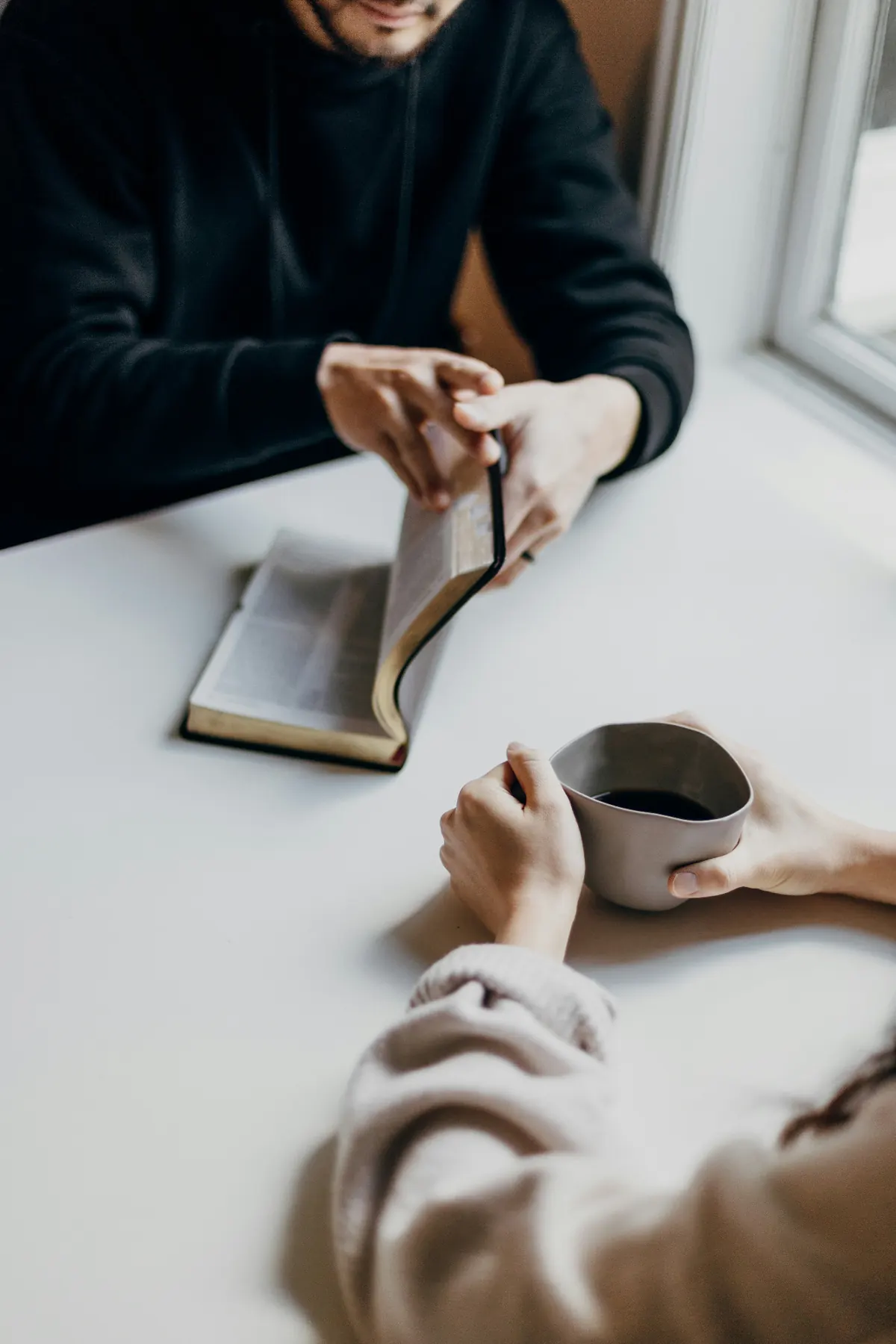 Dos personas comparten la lectura de la Biblia