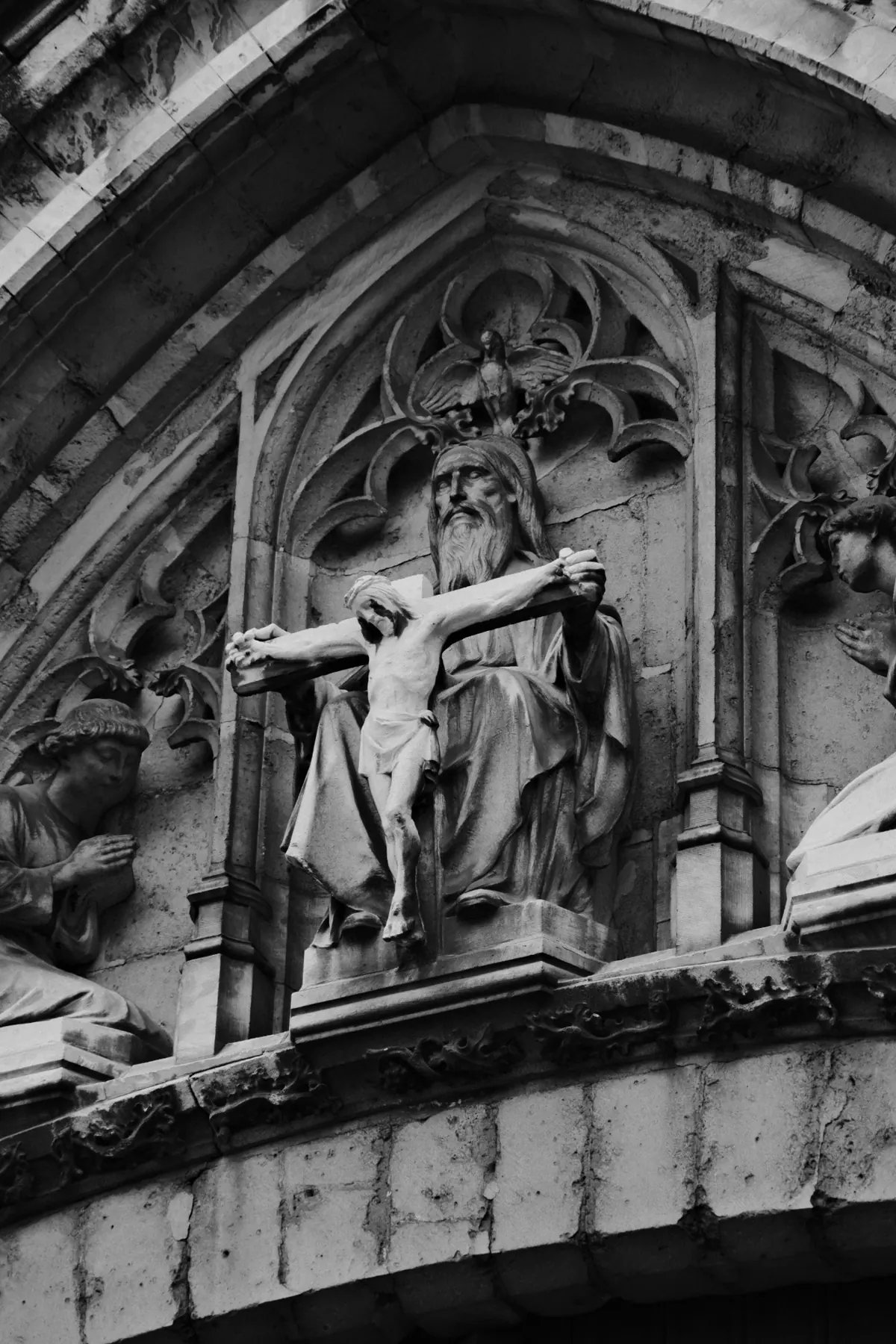 Crucifijo tallado en piedra