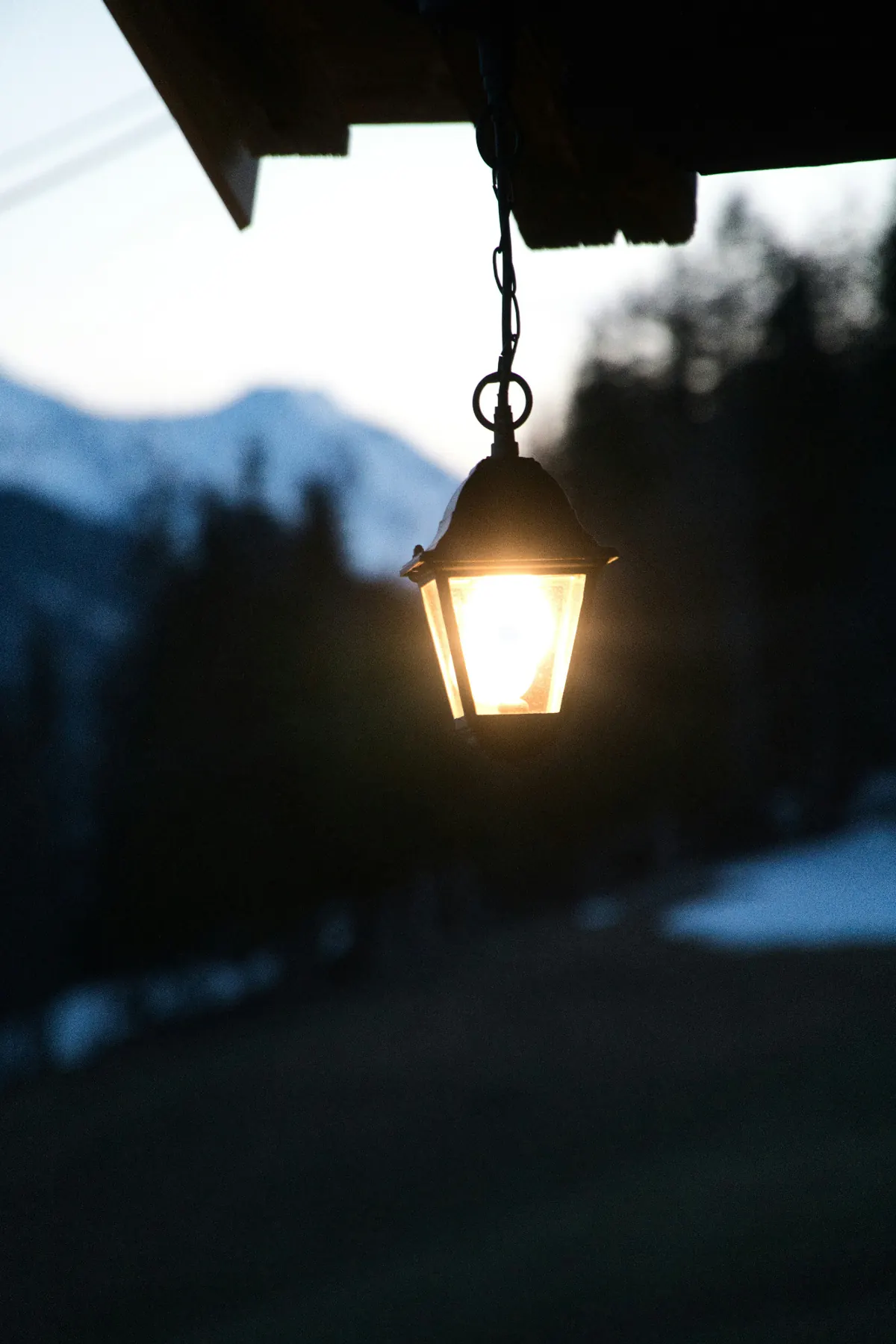 Farol encendido al anochecer