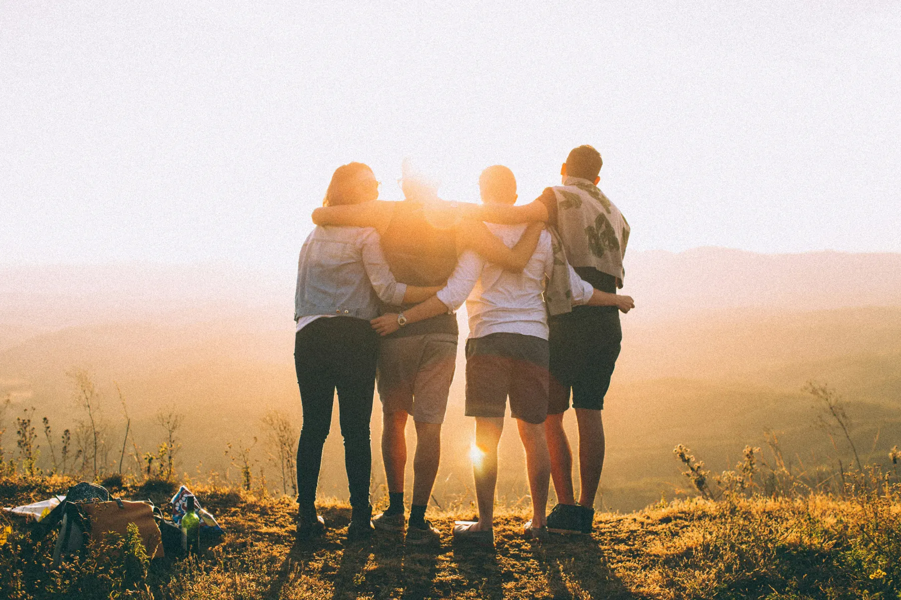 Un grupo abrazado al atardecer