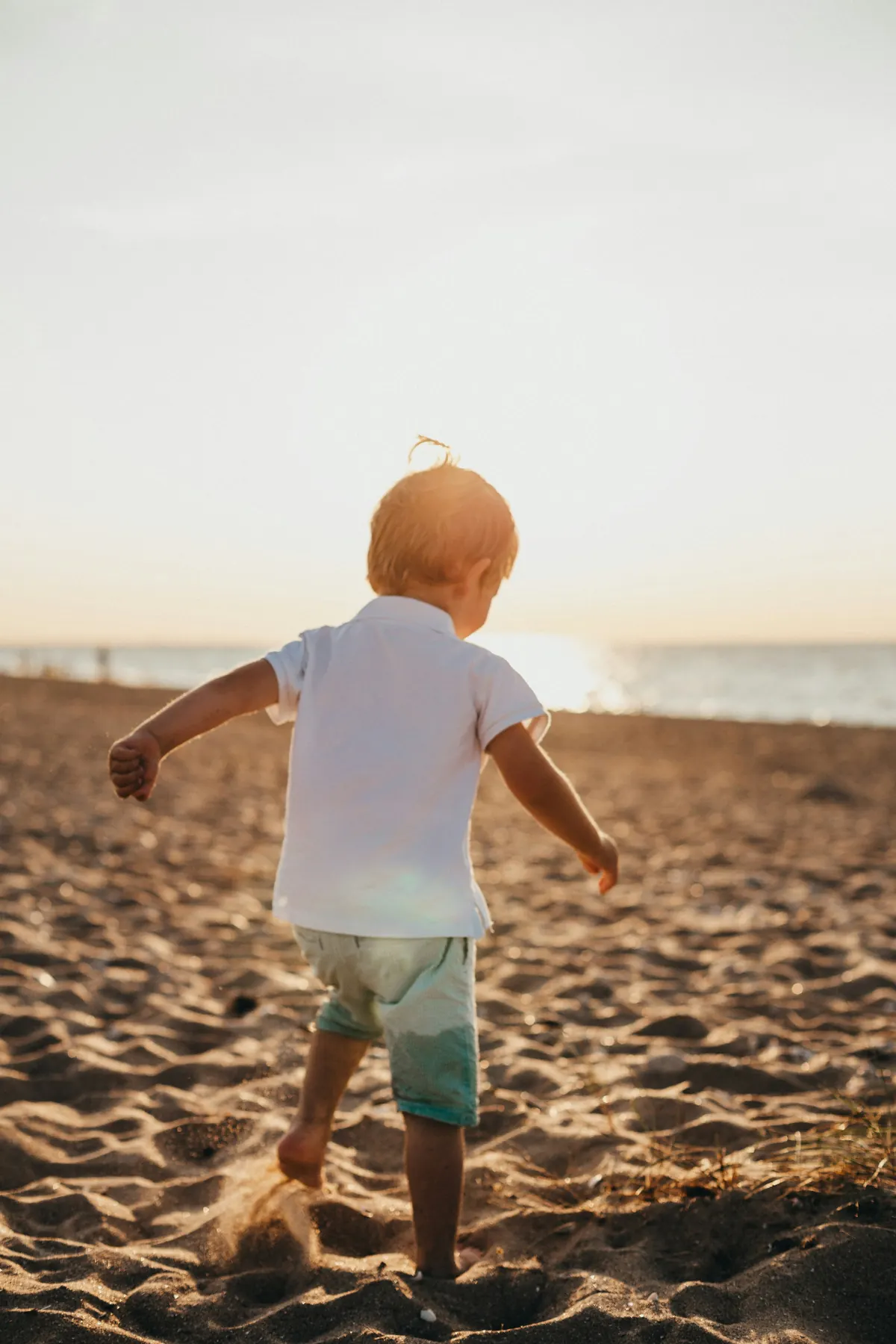 Un niño camina por la playa
